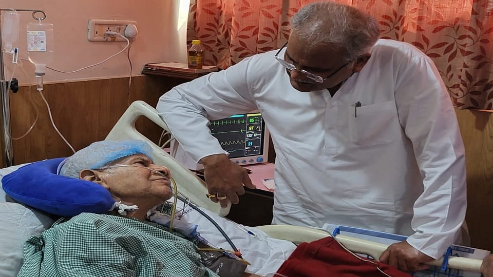 CM Baghel father Nand Kumar health is bad Chief Minister went to the hospital to inquire about his condition