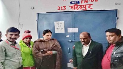 MP Election 2023: प्रत्याशियों की किस्मत स्ट्रांग रूम में कैद; सुबह तक चला ईवीएम जमा करने का काम MP Election 2023: Work of collecting electronic voting machines continued throughout the night