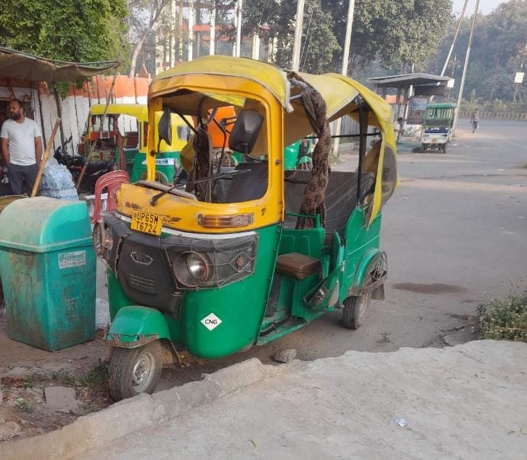 Speeding auto overturns after hitting divider, one dead; Four seriously injured including driver