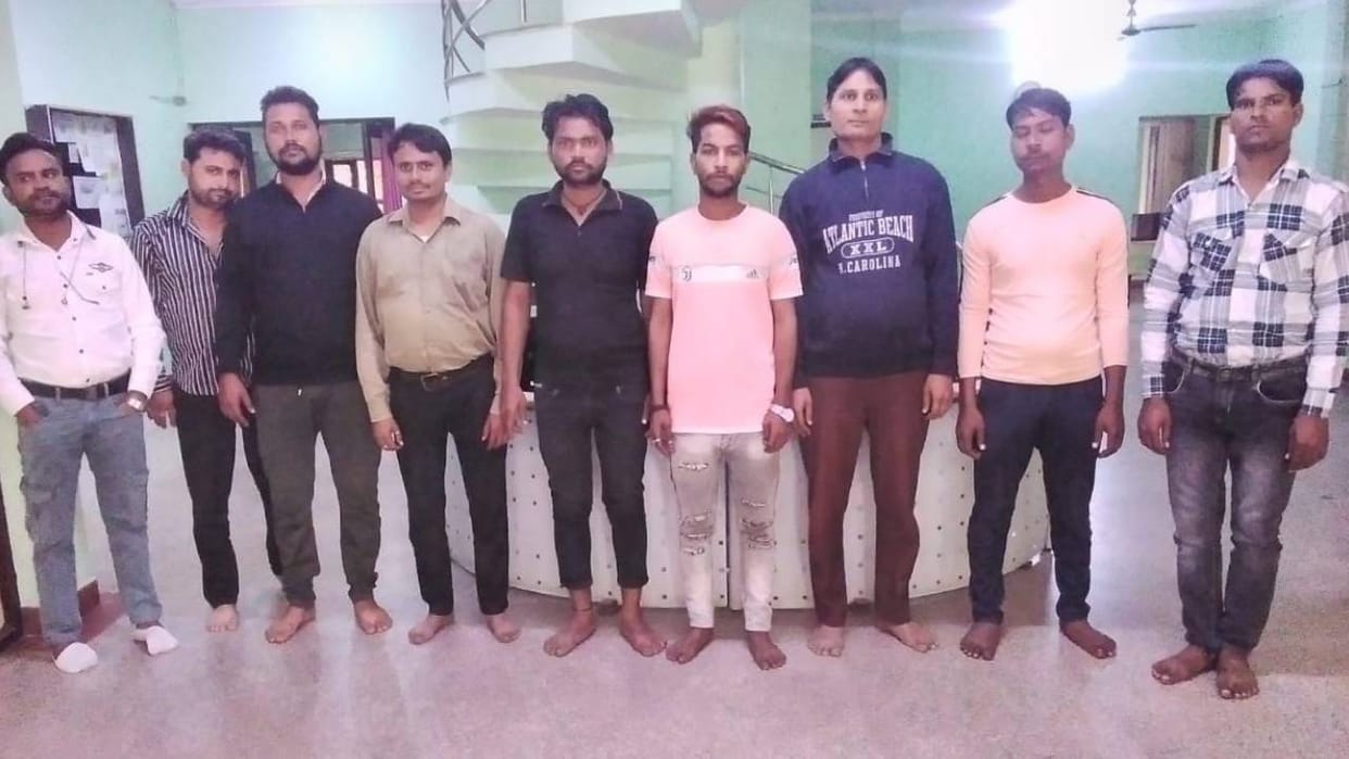 Police arrested nine lapkas posing as tourists near Taj Mahal in Agra