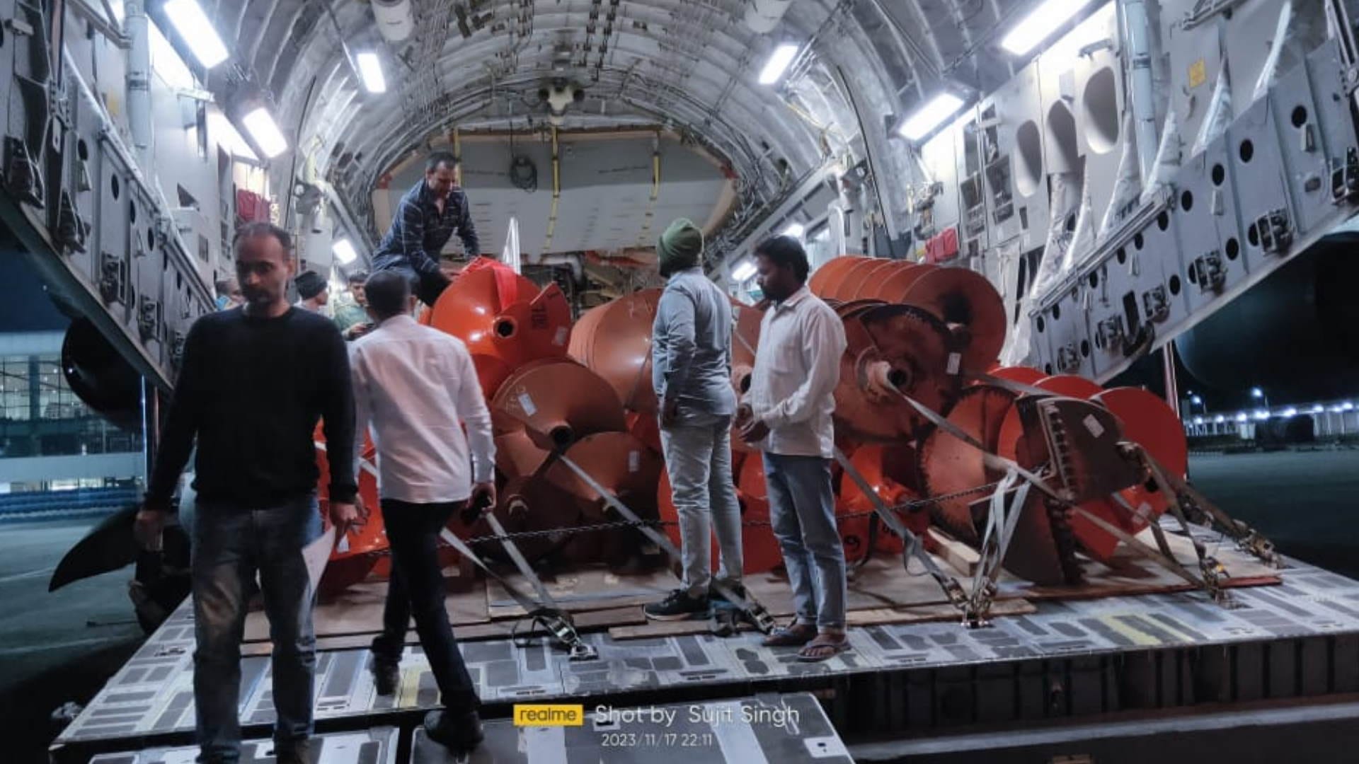 Uttarkashi Latest News : Silkyara Tunnel Collapse Rescue Operation Workers trapped in tunnel get angry