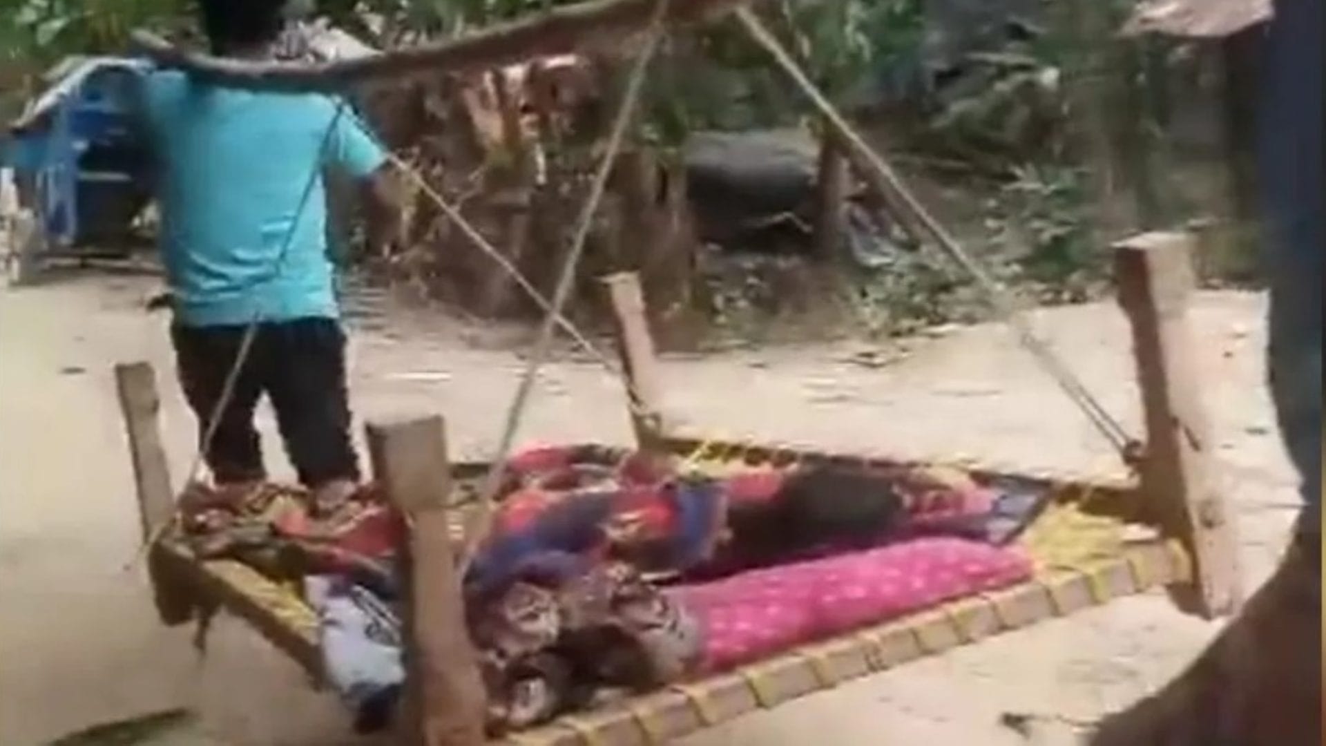 अस्पताल ले जाते समय महिला ने तोड़ा दम।