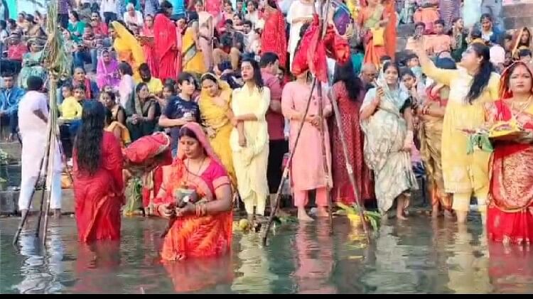 Chhath Puja 2023: महादेवघाट में मना छठ महापर्व; व्रती महिलाओं ने सूर्य को दिया अर्घ्य