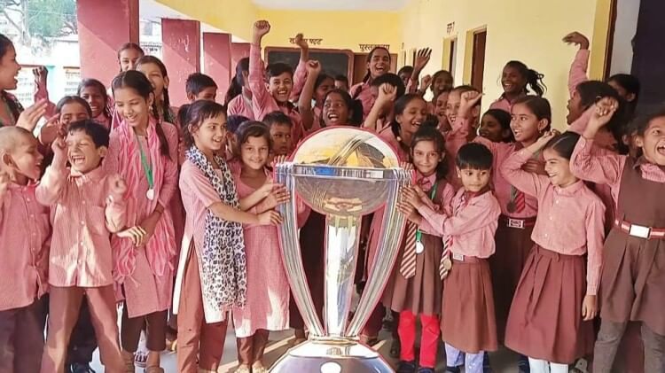 World Cup Final: यूपी में स्कूल के बच्चों ने बनाई वर्ल्ड कप की प्रतीकात्मक ट्रॉफी, भारत की जीत का सबको इंतजार