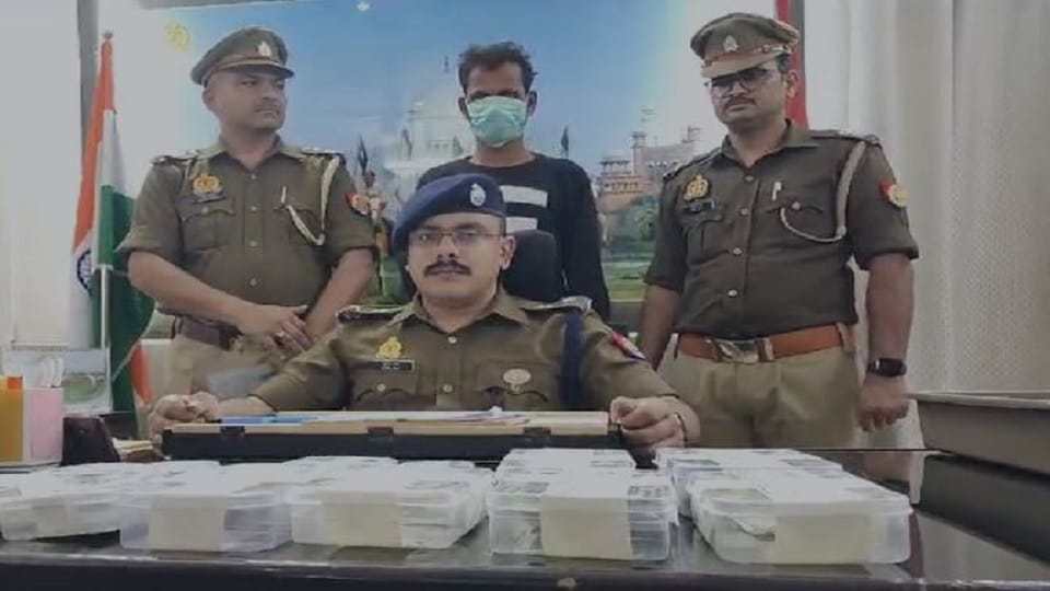 Agra Police caught Hanif 54 ATM cards recovered More than 17 cases are registered