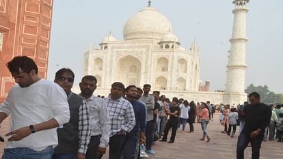 Agra: ताजमहल निहारने पहुंचे 35 हजार पर्यटक, मुफ्त में मिला प्रवेश; मुख्य गुंबद में लेना पड़ा टिकट Tourists visited Taj Mahal for free on first day of World Heritage Week in Agra
