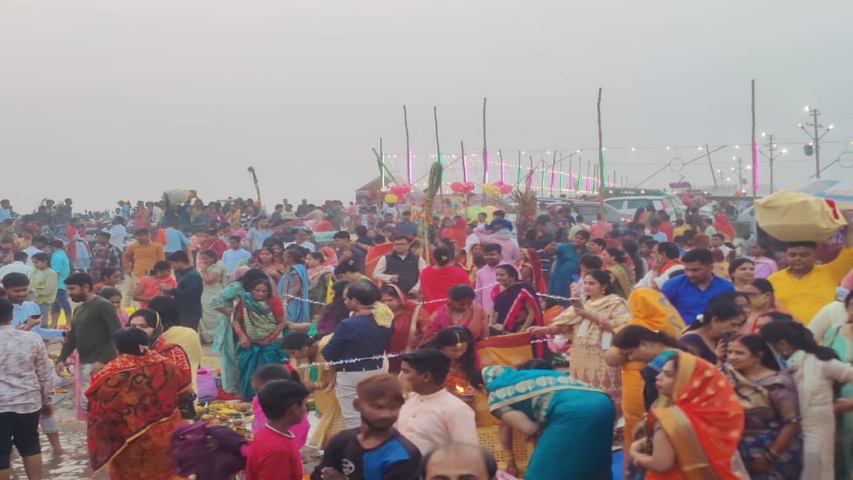 Dala Chhath: Women worshiped Chhathi Maiya by offering Arghya to the setting sun