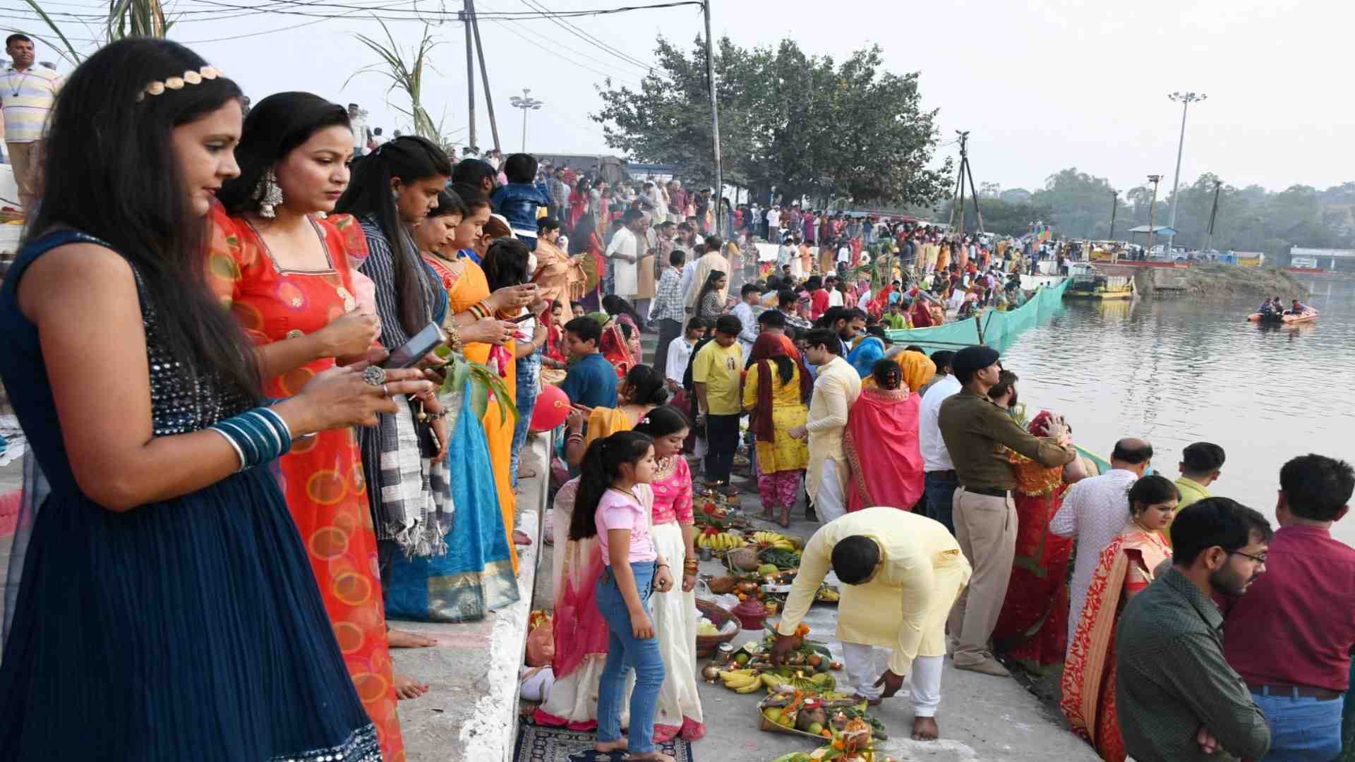 भोपाल के घाट में उमड़ी भीड़।