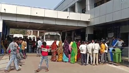 Bhopal news : महिला सफाईकर्मी को अज्ञात वाहन ने मारी टक्कर, परिजनों ने अस्पताल में किया हंगामा Female sweeper hit by unknown vehicle, family members create ruckus in hospital