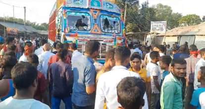 घटनास्थल पर जुटे स्थानीय लोग