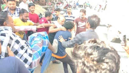 Bihar: Thieves were fleeing on bike after stealing cattle in Siwan; People beat him brutally