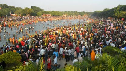 छठ पूजा पर चंडीगढ़ में उमड़ी व्रतियों की भीड़।
