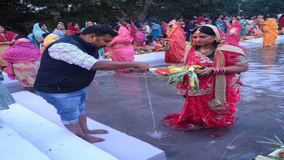 Woman offered Arghya to the setting sun on the third day of Chhath Puja 2023 in Bareilly