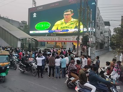 Indore: इंदौर में छाई क्रिकेट की दीवानगी, सड़कों पर सन्नाटा, जगह-जगह स्क्रीन लगाकर देखा मैच Indore: Craze for cricket prevailed in Indore, silence on the streets, watched the match with screens installe