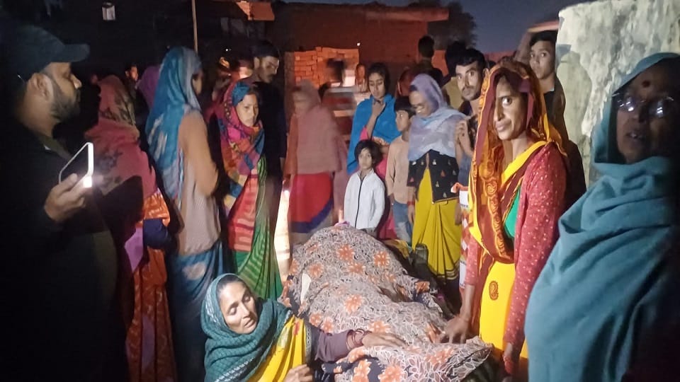 Firozabad police threw the youth from the terrace family members alleged Said action taken by taking money