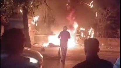 Indore News: इंदौर में दो जगह लगी आग, जलती गैस की टंकियां बाहर फेंकी Indore fire accident Saturday night