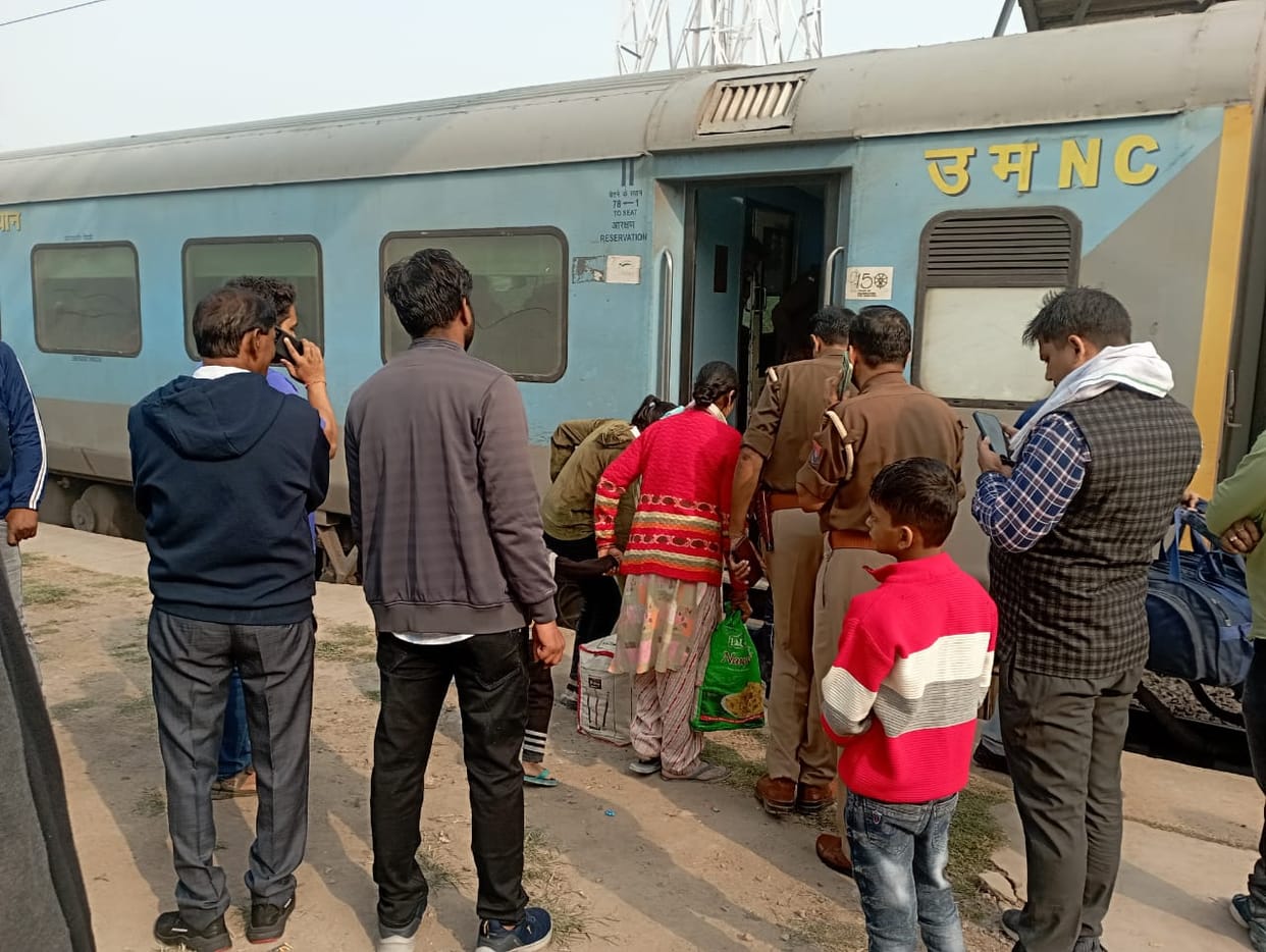 Stampede broke out on the information of fire in Agra Intercity, station superintendent refused to give inform