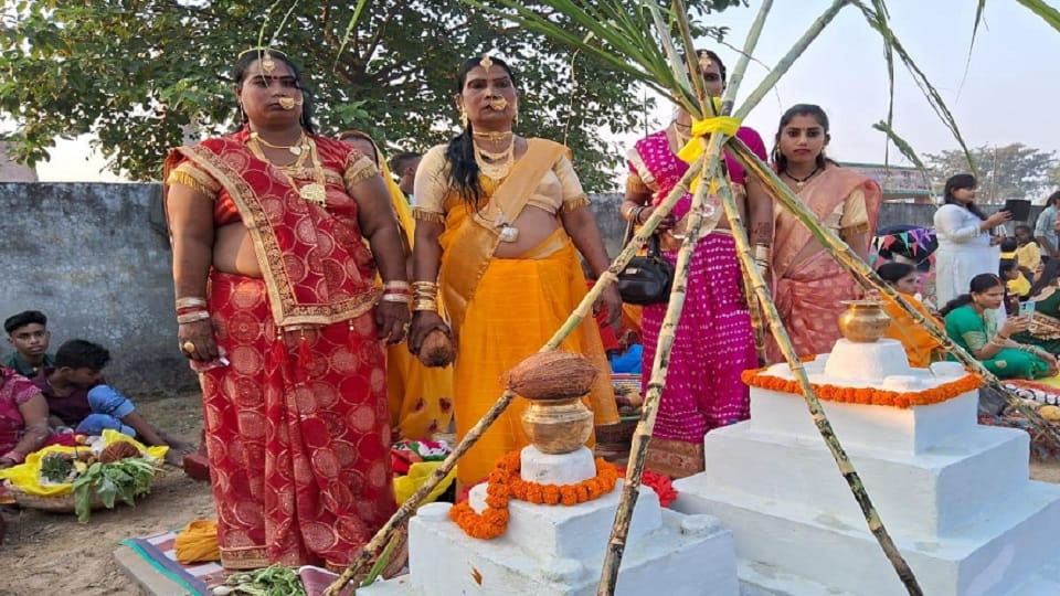 Eunuchs also kept fast on Chhath festival in Maharajganj