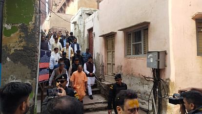 सीएम योगी का मथुरा दौरा: बांके बिहारी मंदिर पहुंचे मुख्यमंत्री, आम श्रद्धालुओं को रोका गया CM Yogi adityanath visit to Mathura shops were closed on the route of banke Bihari Temple