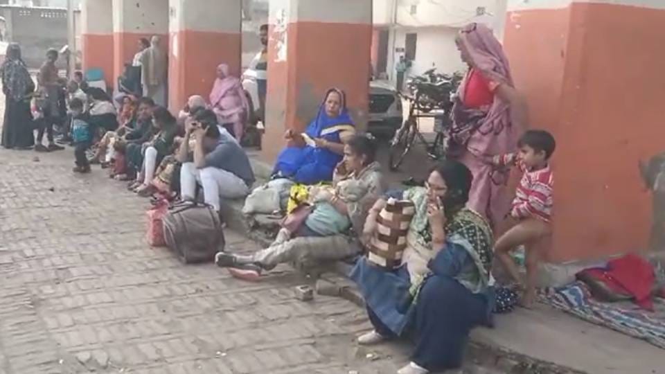 roadways buses did not reach old bus stand On arrival of CM Yogi in Mathura due to passengers seen upset
