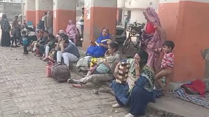 सीएम का मथुरा दौरा: बाधित रहा यातायात, पुराने बस अड्डे पर नहीं आईं बसें; इंतजार करते रहे यात्री roadways buses did not reach old bus stand On arrival of CM Yogi in Mathura due to passengers seen upset
