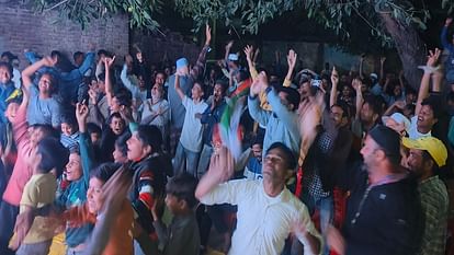 Mohammed Shami: शमी ने चटकाया ऑस्ट्रेलिया का विकेट, ग्रामीण उत्साह में उछल पड़े..लगे भारत माता की जय के नारे Mohammed Shami: Shami took Australia's wicket, villagers jumped in excitement