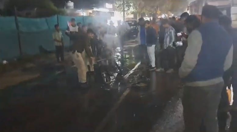 MP News: Fire broke out while starting a parked bike in Chhatarpur; burnt to ashes