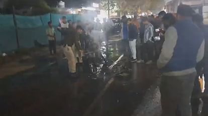 MP News: छतरपुर में खड़ी बाइक को चालू करते समय लगी आग; धू-धू कर जली, हुई खाक MP News: Fire broke out while starting a parked bike in Chhatarpur; burnt to ashes