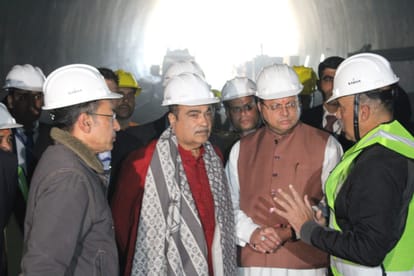 Uttarkashi Tunnel Collapse: सिलक्यारा पहुंचे नितिन गडकरी, कहा- यह आपदा के साथ लड़ाई है, सब मिलकर जीतेंगे Uttarkashi Tunnel Collapse Rescue Nitin Gadkari reached Silkyara and get information of 41 labourer