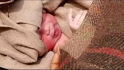 Mother gives birth to baby girl in auto in Shivpuri