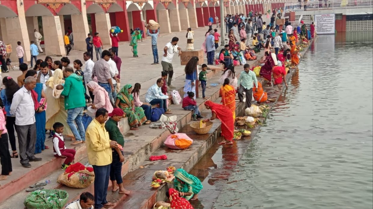Haryana: Chhath festival celebrated in religious city Kurukshetra, devotees gathered at the lake for worship