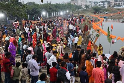Indore: इंदौर में अस्त हो रहे सूर्य को दिया अर्घ्य, छठ पर्व धूमधाम से मना Indore: Arghya offered to the setting sun in Indore, Chhat festival celebrated with pomp