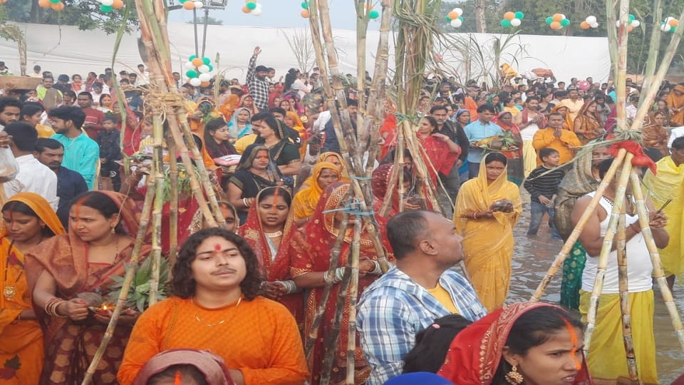 Purvanchalis celebrated Chhath festival by offering the first Arghya to the setting sun in Delhi