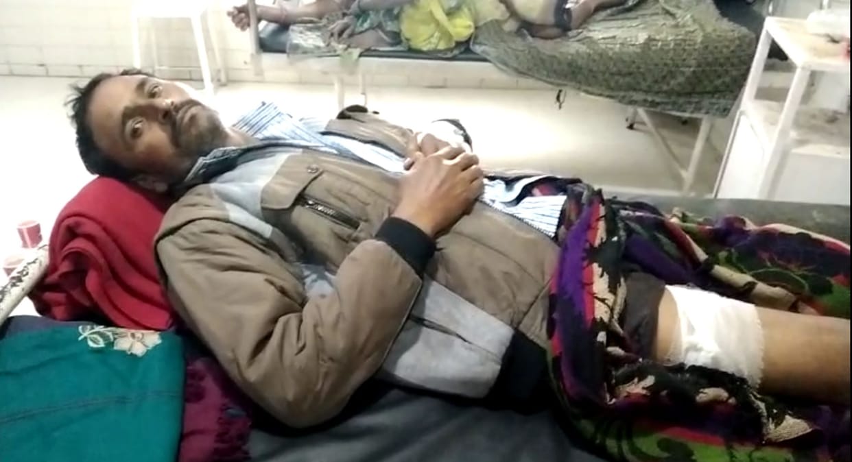 Rae Bareli: Shohads attacked with knives for refusing to play obscene songs