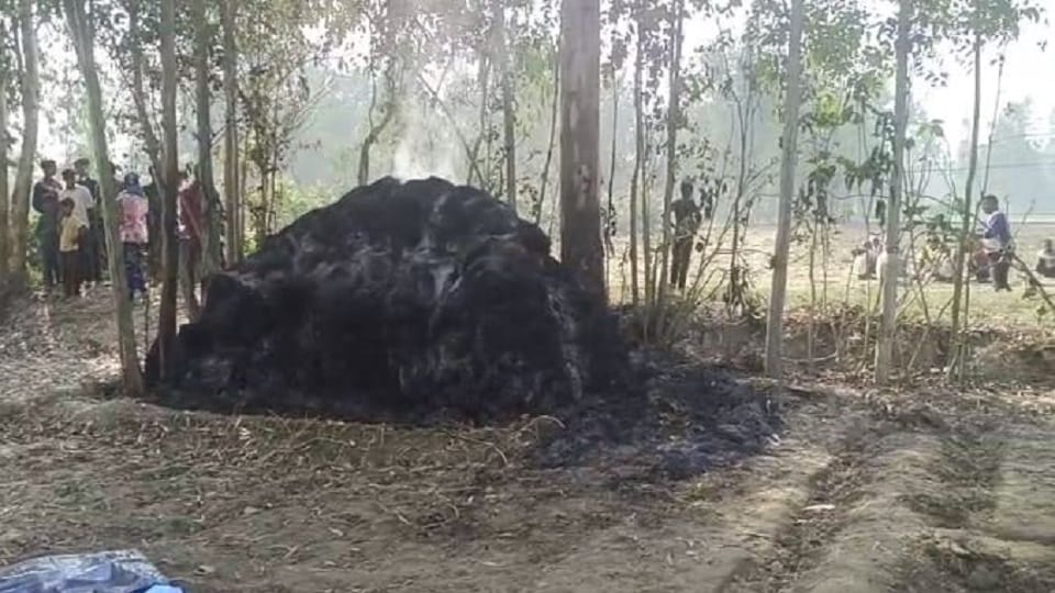 Woman murdered and burnt in straw half burnt dead body recovered in Bareilly