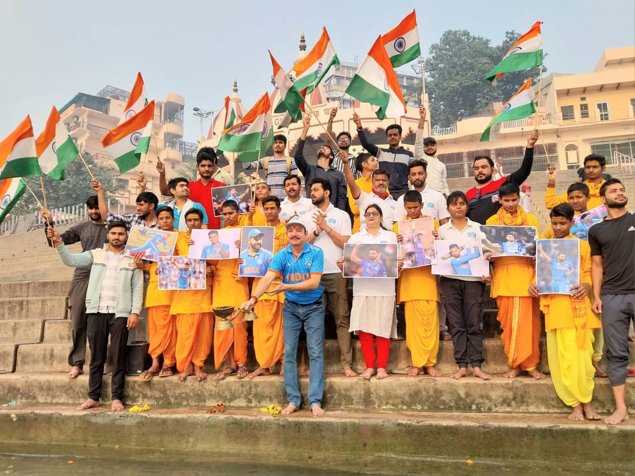 Prayed to Mother Ganga in Varanasi for the victory of Team India in the World Cup final match, performed aarti