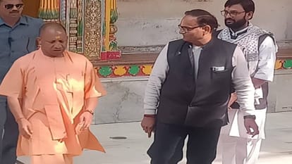 CM Yogi reached Shri Krishna Janmabhoomi and Dwarkadhish Temple in Mathura