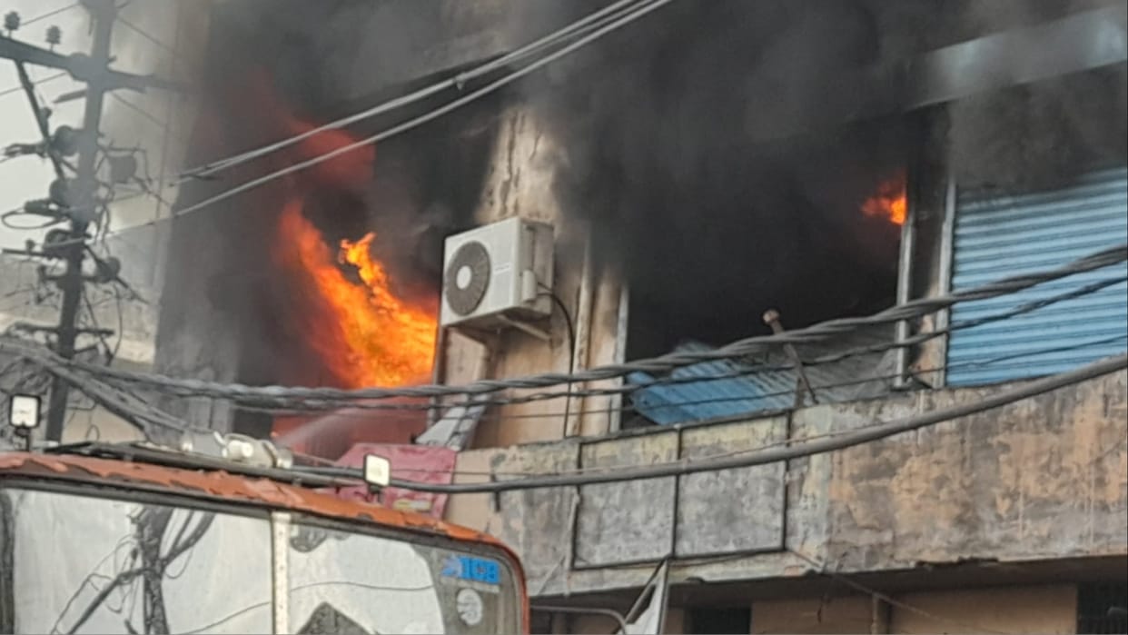 Yamunanagar: Huge fire broke out in hardware shops, 9 fire brigade vehicles were try in controlling