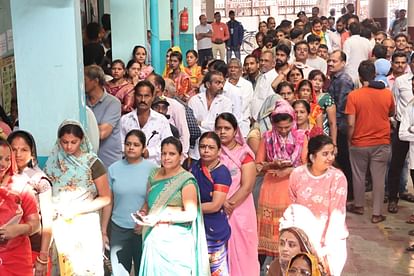 Indore: इंदौर में वोटर बढ़े, लेकिन मतदान केंद्र नहीं, दो विधानसभा क्षेत्रों में कम मतदान से उम्मीदवार हैरान Indore: Voters increased in Indore, but not polling stations, candidates surprised by low turnout in two assem