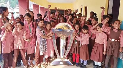 World Cup Final: यूपी में स्कूल के बच्चों ने बनाई वर्ल्ड कप की प्रतीकात्मक ट्रॉफी, भारत की जीत का सबको इंतजार IND vs AUS World Cup Final School children in Mau made a symbolic trophy of the World Cup