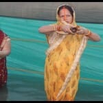 उगते सूर्य को अर्घ्य देतीं व्रती महिलाएं