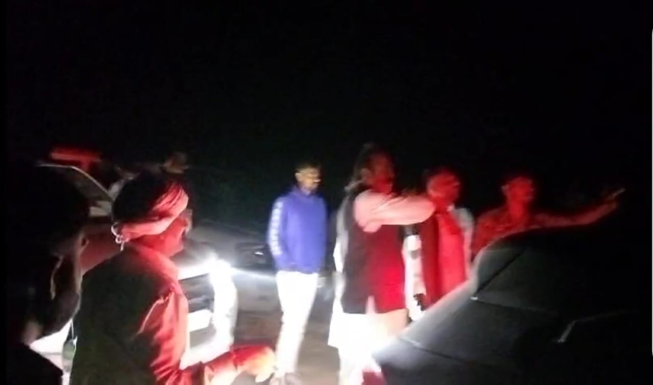 16 नवंबर की रात को भाजपा-कांग्रेस के लोग आमने-सामने आ गए थे।