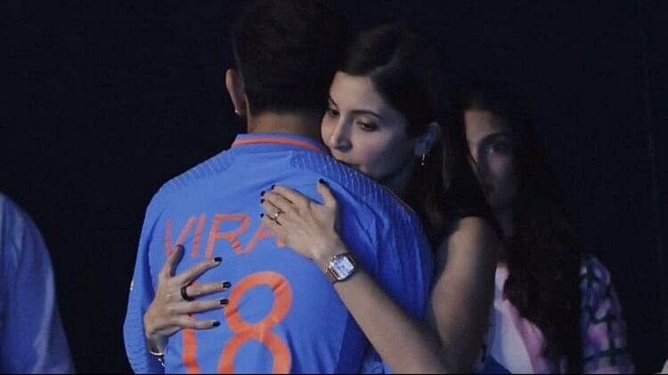 World Cup Final 2023 Anushka Sharma Hugs Heartbroken Virat Kohli After India Loses from Australia Viral Photo