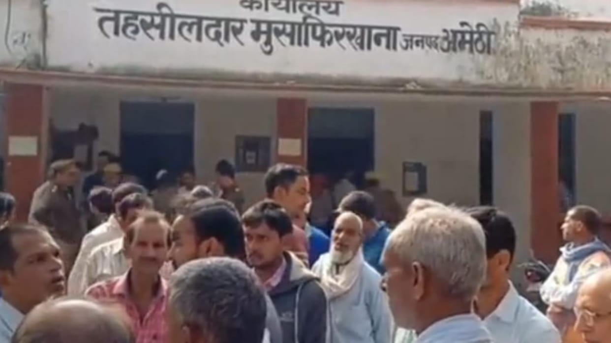 Two lawyers indulge in verbal fight in SDM court in Amethi.