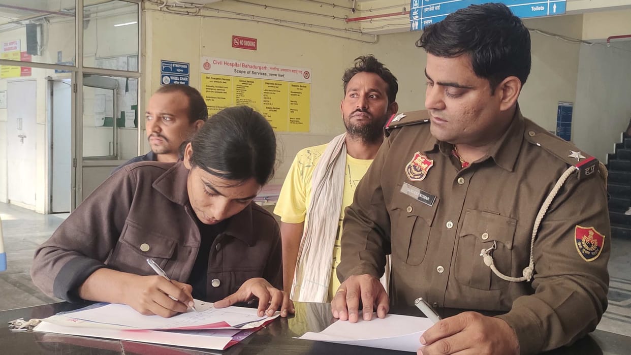 Bahadurgarh: Sanitation workers left manhole open, eight year old child fell and die