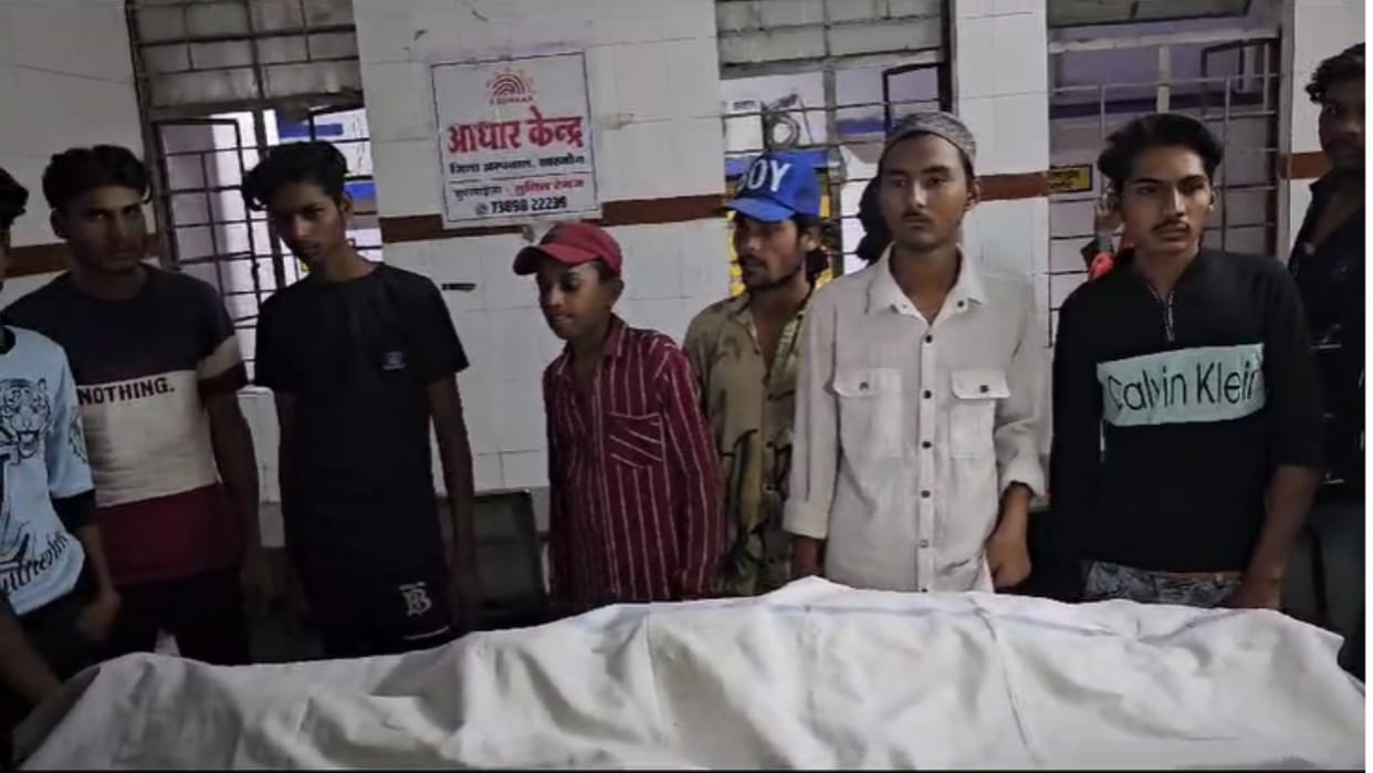 Khargone News: Father jumped into the river with his three children two children died