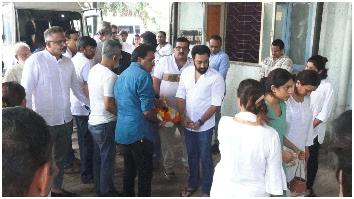 sonu nigam tabu rani mukerji And other stars at the funeral Of Sanjay Gadhvi