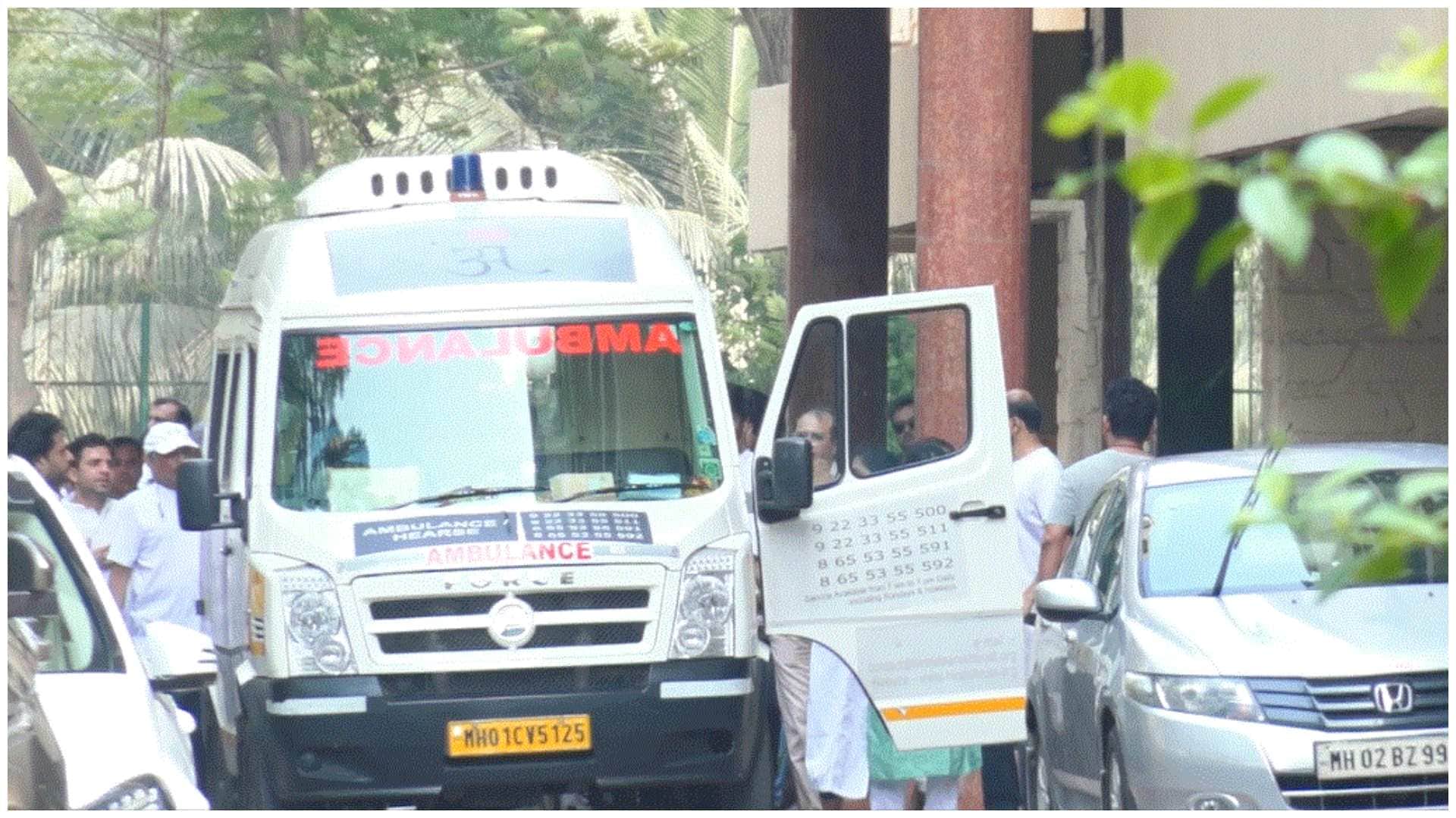 sonu nigam tabu rani mukerji And other stars at the funeral Of Sanjay Gadhvi