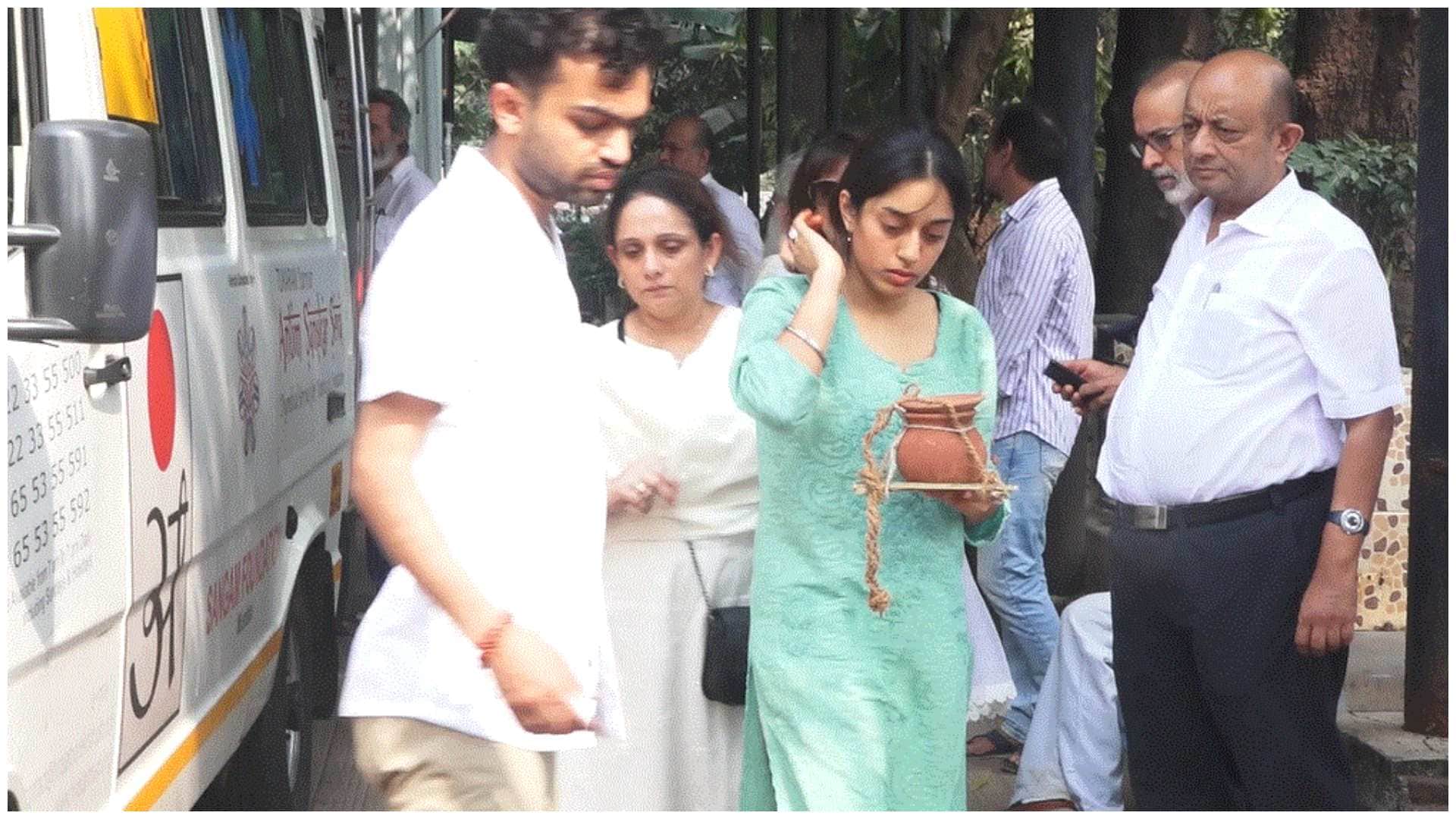 sonu nigam tabu rani mukerji And other stars at the funeral Of Sanjay Gadhvi