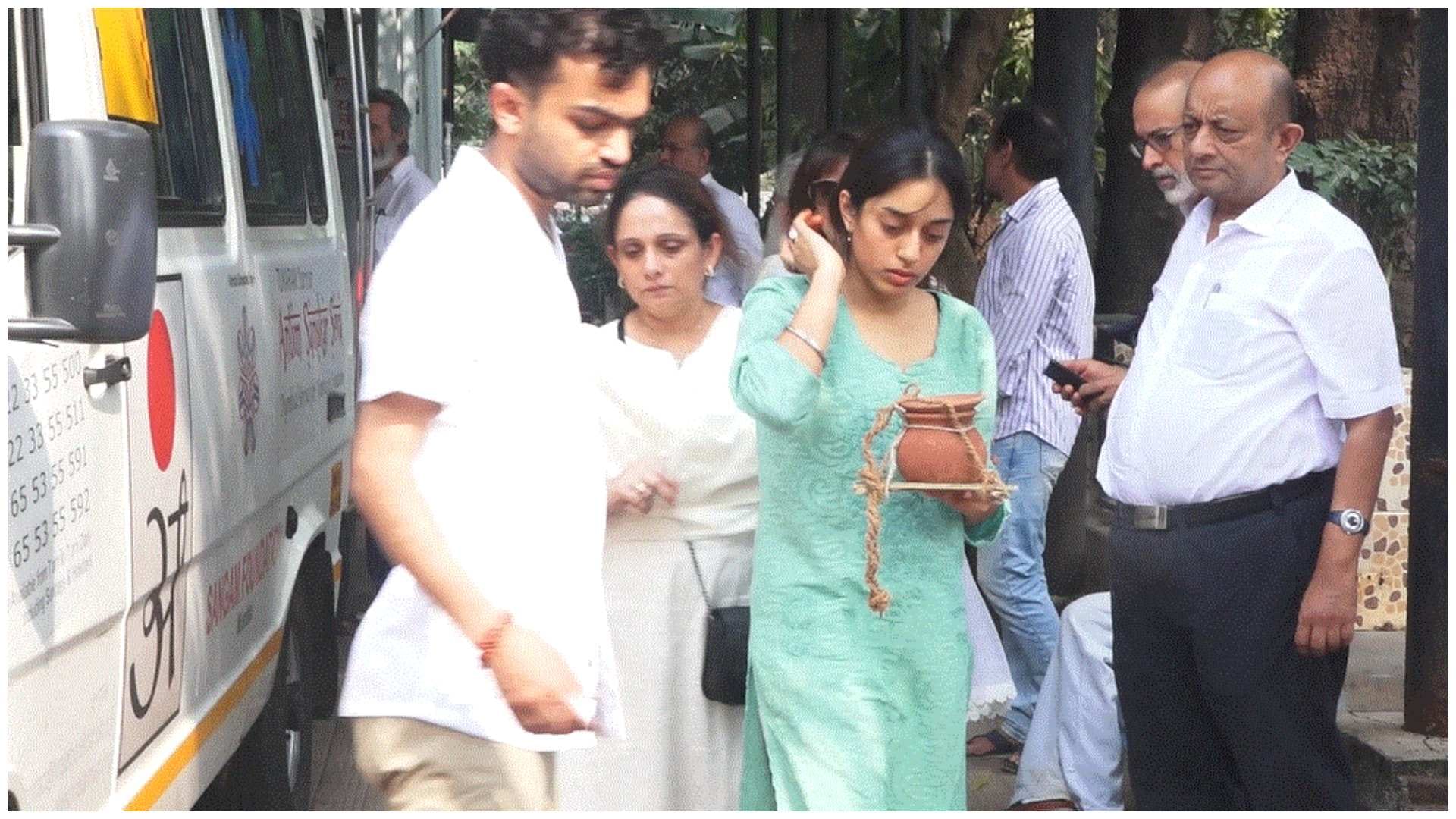 sonu nigam tabu rani mukerji And other stars at the funeral Of Sanjay Gadhvi